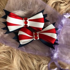 Red white and blue alligator clip in size medium